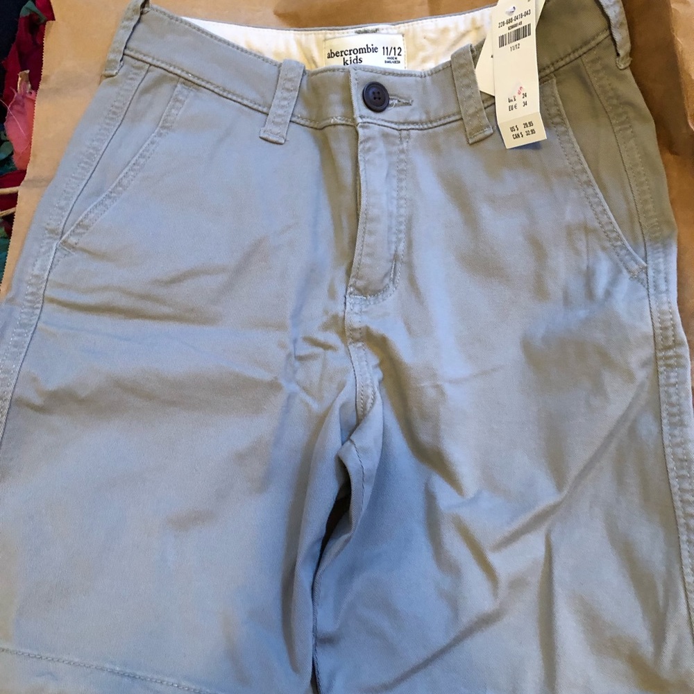 Abercromie Shorts NWT. Boys 11/12. Tan - Picture 7 of 7